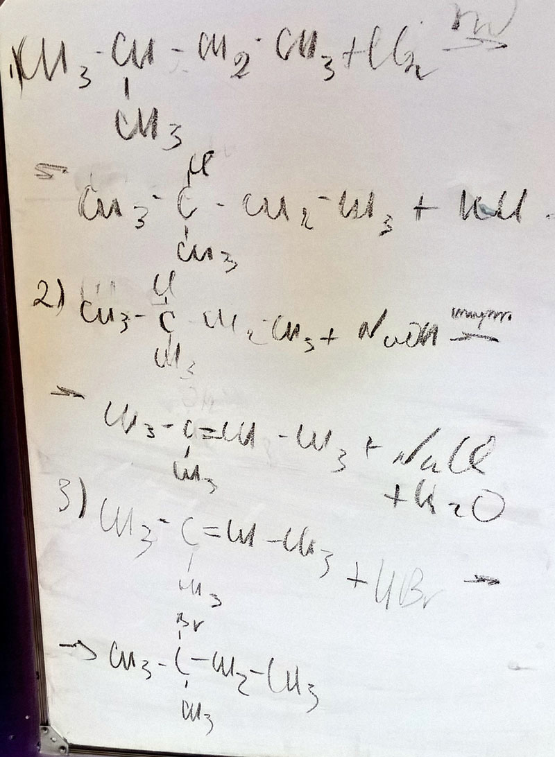 Решить цепочку превращения. 1) 2-МЕТИЛБУТАН+CL2(НА СВЕТУ = Х1 2) Х1+NaOH(СПИРТОВОЙ = X2 3) X2+HBr